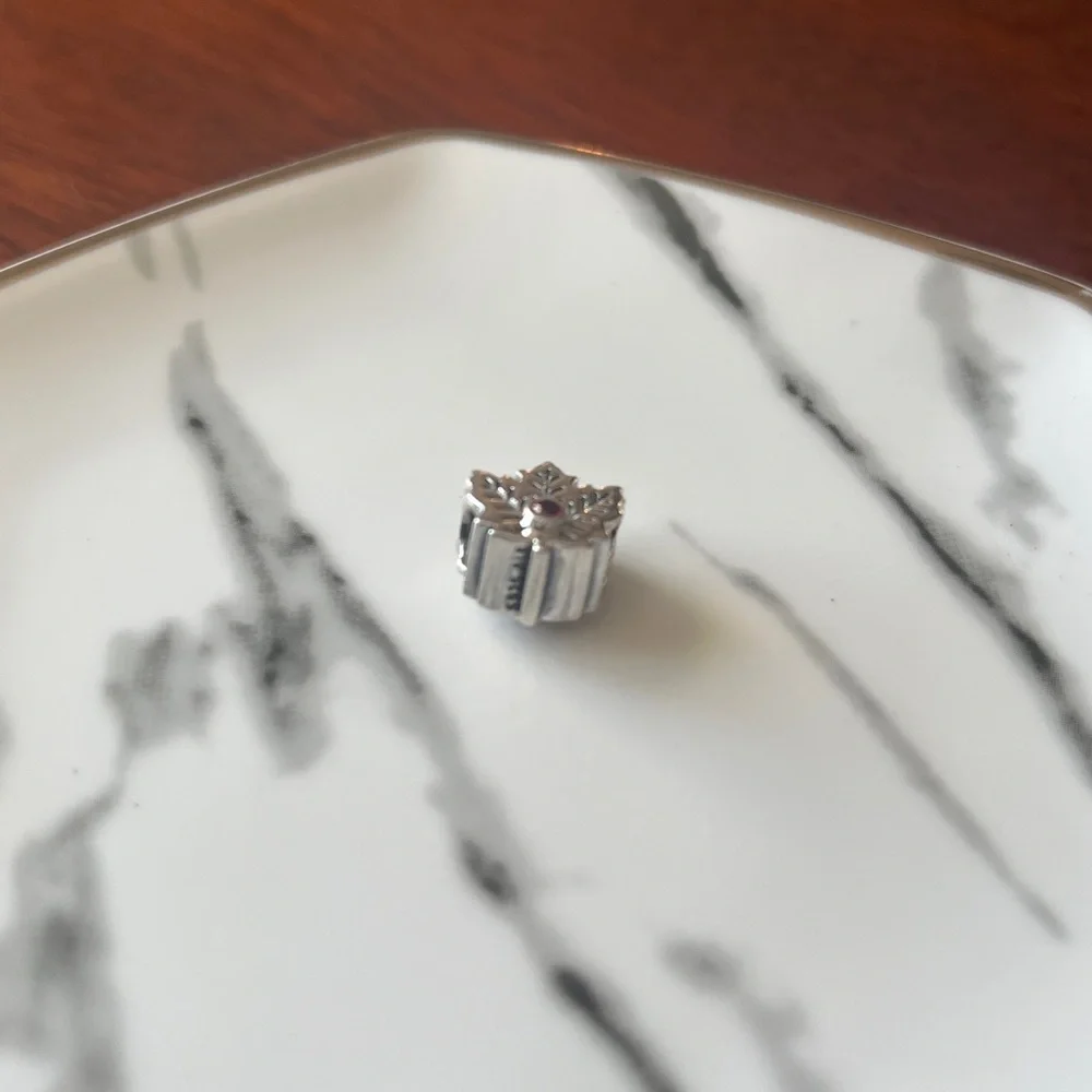 Pandora Canadian Maple Leaf Charm - Picture 3 of 4